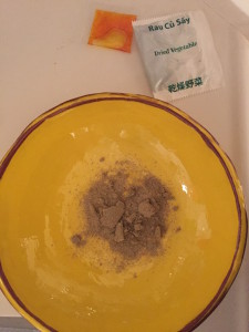 先に粉だけお皿にあける