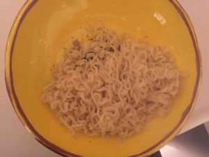 で茹で上がった麺をそのままお皿へ、ドサッと