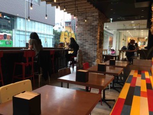 店内はカラフル