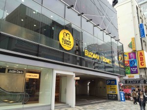 ラフォーレ原宿２階。おじさんの顔のイラストに釘付け！