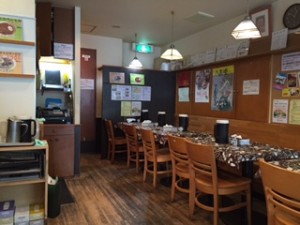 店内はテーブル席＆カウンター