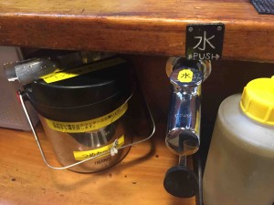 カウンターに水の蛇口が！