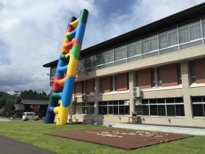 外には大きなカラフルな梯子（はしご）が！