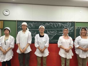 調理して演劇仕立てでサーブして、説明してくれる女衆のみなさん