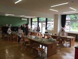 ここでいただきました！フツーに教室ですよね。終わったあとのお片づけも女衆の皆さんが。本当にありがとうございました！