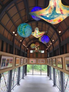 こちらの中は絵画の展示＋女の子がシャボン玉を吹いている！