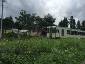 ちなみにJR飯山線は、長野県豊野駅と新潟県越後川口駅を結び、千曲川〜信濃川沿いを走る路線
