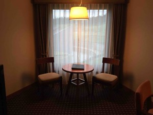 窓際にはテーブルと椅子も