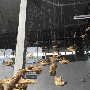 島を取り囲むように、さまざまなワラの乗り物オブシェが。