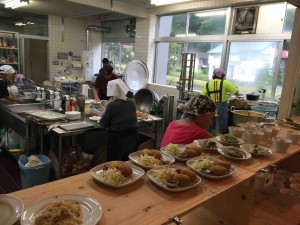 カウンターで好きなものを選ぶシステム。中では地元の方々がせっせと調理中