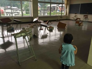 学校の椅子や机がアートになっていたり