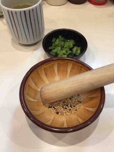 白ごま多め。黒ごまもパラパラ