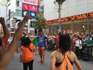 そして自ら観客を盛り上げる〜！