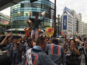 建物を出るとお神輿に遭遇！今日のサンシャイン界隈はお祭りだらけでした