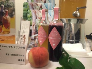 実際にワインを入れるとこんな感じ（左が白ワイン、右が赤ワイン）