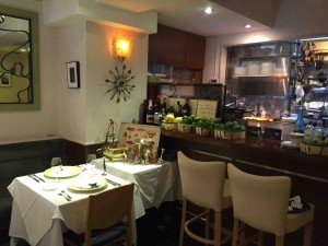 こじんまりした店内は小物がいっぱい。少し雑多なカウンターまわりは好きな感じ。