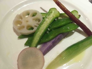 メインの海老の付け合わせの野菜は別皿で