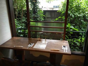 目の前に緑が広がる横並びの２人掛け席。雨の日だったこともあり、しっとり感も雰囲気があってちょうどいい。