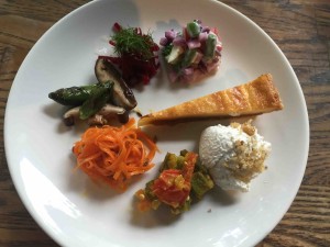 前菜は７種類。クリームチーズはくるみパンにつけて。個人的には手前のオクラが一番好き。