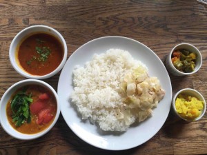 ご飯に酢漬けキャベツ付き。右のおかずは「ラッサム」用のものでした。