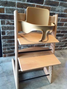 何よりびっくりなのが、子ども用の椅子がちゃんとある！しかも２脚。しかもストッケ！！