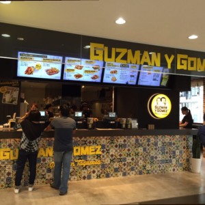 中に入ると、まずはカウンターで注文