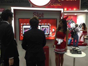 男性だけの長蛇の列ができていて不思議だなー？と思い、先頭まで見に行くとバニー姿の美人のオネエさん❤︎