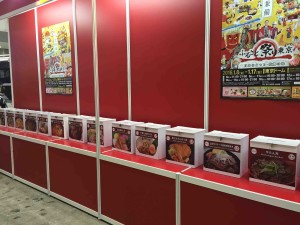 日本各地のどんぶりを食べて投票できるコーナーも！