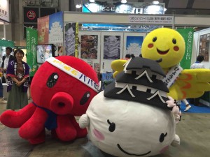 兵庫県の３キャラは、カメラを向けると「自分が前じゃー！」と熾烈なポジション争い。ゆるキャラ界もなかなか難しいんですね（笑）。