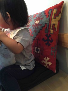 子ども用の椅子が空いていないときは、クッションを厚く盛ってアレンジ（笑）。