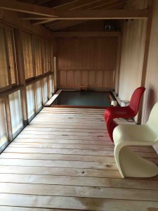 四角い方は熱めで、１歳児（当時）は無理でした・・・。でも広くて椅子もあって、子どもは大満足。