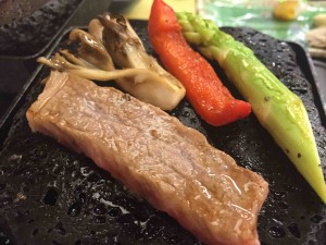 ２日目の夜は上州牛の溶岩焼きを別注