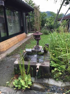 入り口には温泉が湧き出ていて、飲める！？