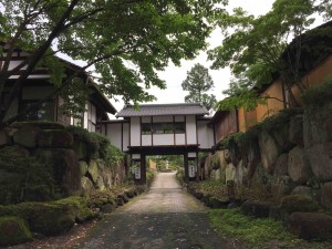 到着すると、でーんっと立派な門（？）。上は温泉までつながる渡り廊下になっています。