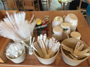 子ども向けにカテラリーがたくさん用意されていて、これはありがたい配慮！もちろん子どもイスもあります。