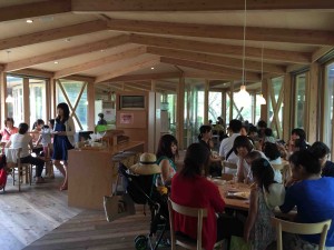 木のあたたかい作りで、テラス席もあり、落ち着きます。が！シープドックショーのあとはみんな考えることが同じなので、混む・・・