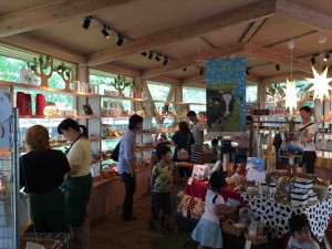 併設されたショップは、「ミフィー」関連のかわいいものが多く、ついつい財布の紐が（笑）。