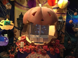 入り口ではかぼちゃのオバケの水槽がお出迎え