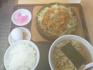 運ばれてきたー！鉄板焼きのすごい湯気で見えない！！