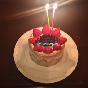 お誕生日ケーキには２歳のろうそく２本を添えて。二人ともおめでとう！