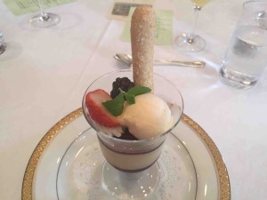 デザートは「ベリーのソースとマスカルポーネのクリーム　マールのアイス添え」