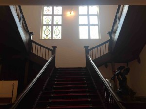 ドラマに登場しそうな木の階段