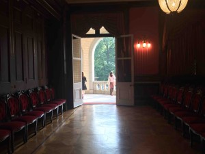 お庭に出る途中も重厚感ある小部屋を抜けて