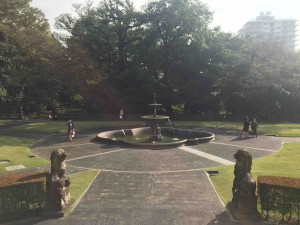 抜けると英国庭園らしく噴水がどーん！