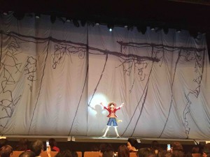 開演前、幕の前にルフィが立ってお出迎え