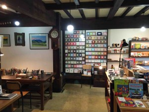 その奥はギャラリーのようなショップになっていて、その一角で製作できます（写真の左側の部分）