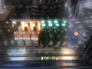 ジュースは120円〜、ミネラルウォーターは150円と、飲み物は良心価格