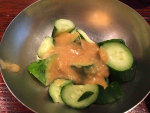 きゅうり２５０円（辛酢味噌がかかってて、もろきゅうみたいな感じ）