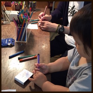１歳児も真剣にお絵描き