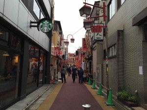 商店街、ごちゃごちゃ。パチンコ屋もいっぱい。おしゃれエリア以外もあるのね。